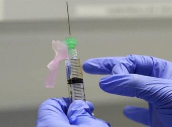 Κορονοϊός: Σάλος σε νοσοκομείο – Εργαζόμενος κατέστρεψε επίτηδες εκατοντάδες δόσεις εμβολίων