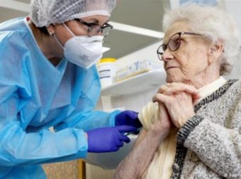 Άυλη συνταγογράφηση: Ξεκινά ο εμβολιασμός για άνω των 85 ετών. Πώς να λάβετε SMS για ραντεβού