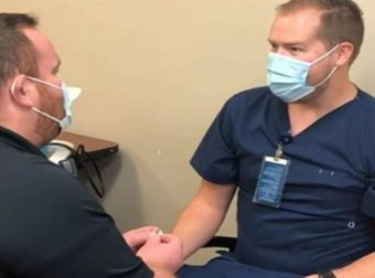 Νοσηλευτής έκανε πρόταση γάμου στον αγαπημένο του την ώρα που του έκανε το εμβόλιο κορωνοϊού