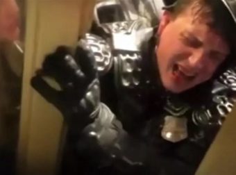 Εισβολή στο Καπιτώλιο: Αστυνομικός φωνάζει για βοήθεια καθώς το πλήθος τον συντρίβει – Αίμα βγαίνει από το στόμα του! (Video)