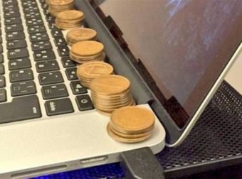 Μόλις είδαμε γιατί στοίβαξε τα νομίσματα πάνω στο laptop, αποφασίσαμε να το δοκιμάσουμε!