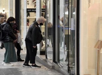 Lockdown: Σε αυτές τις περιοχές της Ελλάδας ανοίγουν τα μαγαζιά