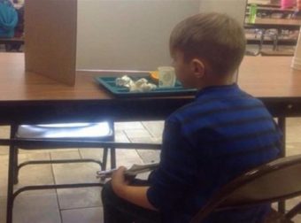 Δάσκαλοι ανάγκασαν 6χρονο μαθητή να φάει ένα χαρτόνι μπροστά τους για να τον τιμωρήσουν που αργεί να πάει στο μάθημα