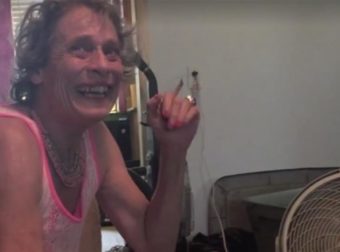 Τράβηξε βίντεο την μητέρα της που πάσχει από σχιζοφρένεια – Αυτό που κατέγραψε με την κάμερα θα σας συγκλονίσει