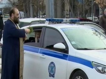 Θεσσαλονίκη: Ιερέας ραντίζει με αγιασμό τα περιπολικά της ΕΛ.ΑΣ.