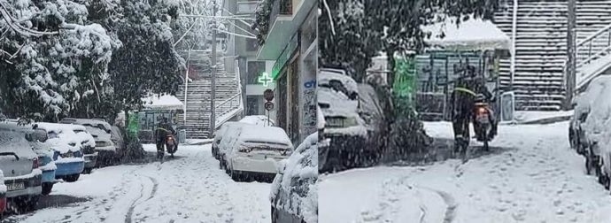 Αθήνα: Διανομέας ανεβάζει με τα χέρια το μηχανάκι για να παραδώσει καφέ μέσα στα χιόνια