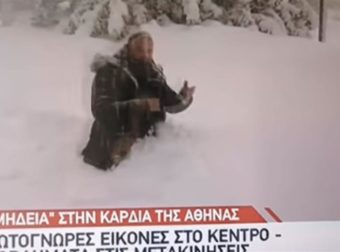 Ρεπόρτερ του ANT1 περπατάει με τα γόνατα για να δείξει το… ύψος του χιονιού