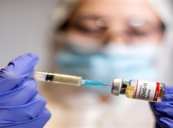 Μεγάλη ανατροπή στη σειρά εμβολιασμών: Ποιες ηλικίες θα εμβολιαστούν πρώτες τελικά