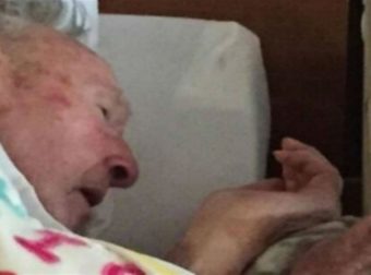 Λίγο πριν πεθάνει ο 95χρονος παππούς της τράβηξε αυτή την φωτογραφία – Μόλις δείτε τι κρατάει στα χέρια του θα δακρύσετε (Video)