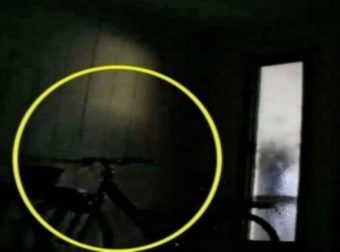 Κάμερα ασφαλείας καταγράφει μια σκιά – Αυτό που συμβαίνει λίγο μετά είναι σοκαριστικό (Video)