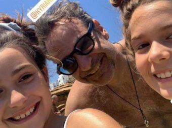 «Είστε ο κύριος Μητσοτάκης, ο πρωθυπουργός;» – Η selfie με δύο κοριτσάκια που έγινε viral