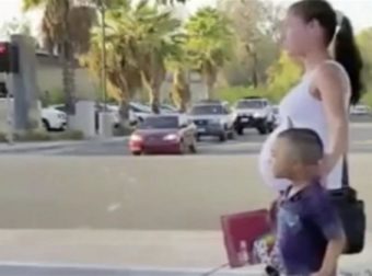 Έγκυος με το παιδί της ζητιάνευαν στο δρόμο – Όταν την ακολούθησε ένας άνδρας με κάμερα έπαθε σοκ (Video)