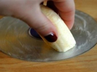 Έκοψε μια μπανάνα στη μέση και την έτριψε ένα παλιό CD – Μόλις μάθετε το λόγο θα το κάνετε και εσείς!