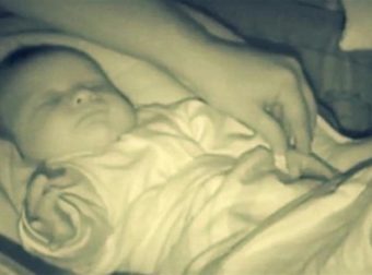 Το μωρό τους κοιμόταν και πήγαν να τσεκάρουν αν είναι καλά – Όταν όμως το είδαν, έτρεξαν αμέσως να πάρουν την κάμερα!