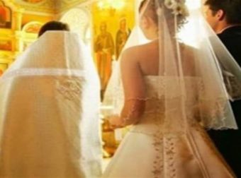 Ο ιερέας σταμάτησε την τελετή για να φωνάξει στο γαμπρό και την νύφη – Μόλις συνειδητοποίησε την αλήθεια ντροπιάστηκε μπροστά σε όλους