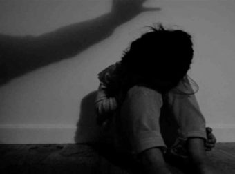 Κακοποίηση 8χρονης στη Ρόδο: «Το παιδί έκλαιγε συνεχώς, φοβόταν και έβριζε χωρίς λόγο» λέει η μητέρα