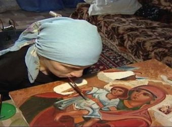 Γυναίκα χωρίς χέρια ζωγραφίζει αγιογραφίες με το στόμα και εντυπωσιάζει με τις δημιουργίες της