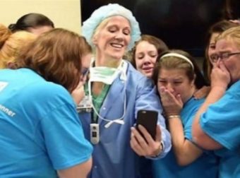 Οι νοσοκόμες επέμεναν ότι η μητέρα έπρεπε να ρίξει τα δίδυμά μωρά της – Όταν όμως είδαν αυτό στο κινητό της έπαθαν σοκ (Video)