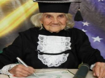 Γιαγιά αποφοιτά στα 87 της και γράφει… κάτι που δεν πάει το μυαλό σου!