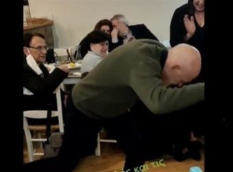 Το ζεϊμπέκικο της ήττας: Ο Γιώργος Παπανδρέου χόρεψε τη «Συννεφιασμένη Κυριακή», το αγαπημένο του πατέρα του (video)