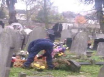 50χρονη έβαλε κρυφή κάμερα στον τάφο του άντρα της – Πάγωσε με αυτό που είδε (photo)