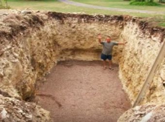 Έσκαβε για μήνες αυτήν την τρύπα στον κήπο του και όλοι τον κορόιδευαν – Όταν είδαν σε τι την μετέτρεψε, πάγωσαν! (video)