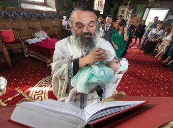 Η απίστευτη στιγμή που ο ιερέας ταΐζει το μωρό που μόλις βάπτισε