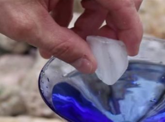 Πρέπει να το δεις! Πώς να μετατρέψεις νερό σε πάγο με ένα απλό άγγιγμα;