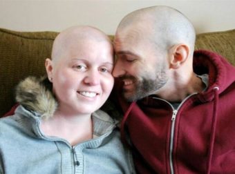 Αυτός ο άντρας θα μπορούσε να κάνει οικογένεια με άλλη κι όμως μένει με αυτό το κορίτσι και παλεύουν τον καρκίνο μαζί