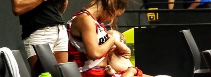 Μπασκετμπολίστρια θηλάζει το μωρό της στον πάγκο της ομάδας και στέλνει ένα δυνατό μήνυμα