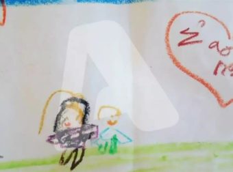 Ο σκουρόχρωμος ενήλικας και το παιδί που κοιτάει αλλού: Παιδοψυχολόγος αναλύει και 2η ζωγραφιά της Τζωρτζίνας