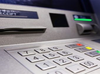 Τεράστια προσοχή στα ΑΤΜ: Έτσι κλέβουν τους κωδικούς και τα λεφτά από τις κάρτες σας (Video)