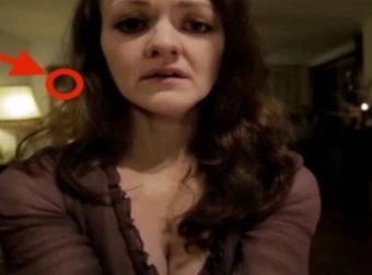 Ήθελε να στείλει μία προκλητική selfie στο αγόρι της – Μόλις είδε όμως ποιος κρυβόταν στο σαλόνι της σηκώθηκε η τρίχα (Video)