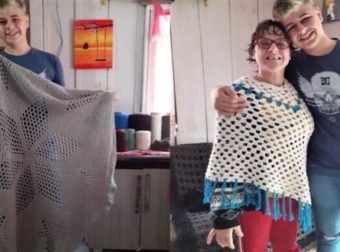 15χρονος πλέκει υφαντά με βελονάκι για να βοηθήσει την Ανάπηρη μητέρα του και να φέρει χρήματα στο σπίτι