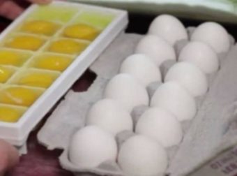 Σπάει τα αυγά και τα ρίχνει μέσα σε μία παγοθήκη, το απίστεuτο κόλπο που θα σας… σώσει