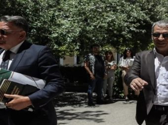 Μεσ ‘το χαμόγελο ο Θέμης Αδαμαντίδης: Στο πλευρό του Αλέξη Κούγια έξω από το δικαστήριο