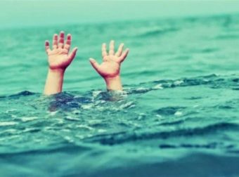 «Δεν βούτηξα να τη σώσω επειδή έχω άσθμα»: Συνελήφθη ο πατέρας της 6χρονης που πνίγηκε – Αναφορές πως δεν μπήκε στη θάλασσα να τη σώσει