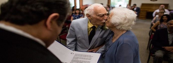 Εκείνη 98 χρονών και εκείνος 94 γνωρίστηκαν στο γuμναστήριο και παντρεύτηκαν