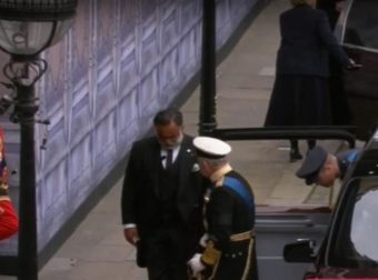 Μαυροφορεμένη η Κέιτ Μίντλετον στην κηδεία της Βασίλισσας Ελισάβετ – Με σκυμμένο κεφάλι Κάρολος, Χάρι και Ουίλιαμ