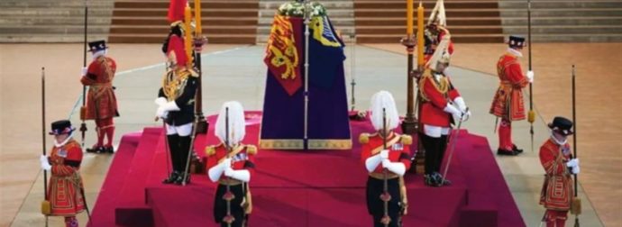 Κηδεία βασίλισσας Ελισάβετ: Συντετριμμένος και με χαμηλωμένο βλέμμα ο πρίγκιπας Χάρι