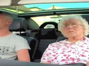 23χρονος έβαλε κρυφή κάμερα στο αυτοκίνητο και πάει βόλτα την 82χρονη γιαγιά του – Προσeξτε την αντίδρασή της όταν ακούει στο ραδιόφωνο… (Video)