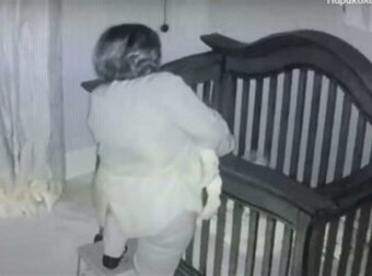 Γιαγιά πάει στην κούνια να δει το μωρό που κοιμάται – Αυτό που καταγράφει η κρυφή κάμερα λίγα λεπτά μετά δεν περιγράφεται