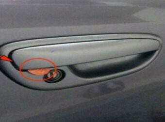 Αν δείτε ένα νόμισμα στην πόρτα του αυτοκινήτου σας, βρίσκεστε σε κίνδυνο!