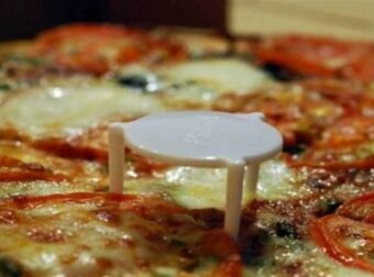 Ποιες οι δύο λειτουργίες του πλαστικού στη μέση της πίτσας: Οι μισοί δεν το γνωρίζουν [φωτο]