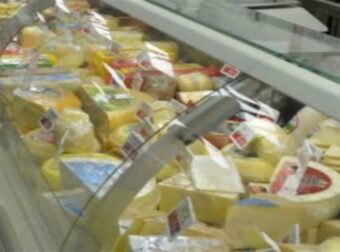 Μόλις δείτε την εικόνα από τα τυριά στο σούπερ μάρκετ δεν θα αγοράσετε ποτέ ξανά