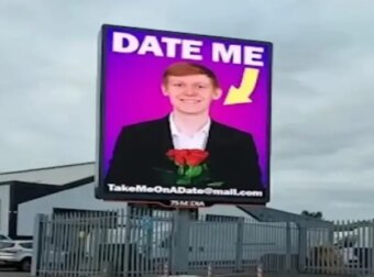 Απελπισμένος 23χρονος κάνει τα πάντα για να βγει στο πρώτο του ραντεβού: Τοποθέτησε διαφημιστική πινακίδα (video)