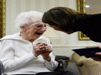 97χρονη γιαγιά ξεσπά σε λυγμούς – Ζει το απόλυτο όνειρό της με 79 χρόνια καθυστέρηση