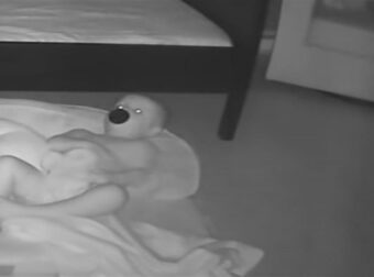Μωρό είναι έτοιμο να κοιμηθεί όταν ξαφνικά… Η συνέχεια θα σας σοκάρει! (Video)