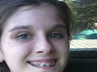 13χρονη έβγαλε μια αναμνηστική selfie – Μόλις την παρατηρήσετε καλύτερα θα πάθετε σοκ!