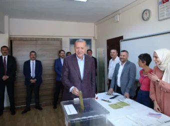 Απίστευτο – Ο Ερντογάν μοίρασε… μετρητά σε παιδιά μέσα στο εκλογικό κέντρο! (βίντεο)